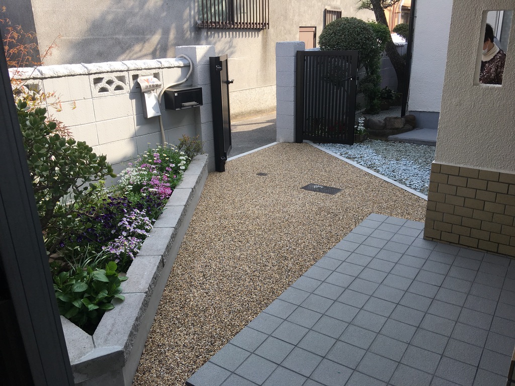 After: 玄関から外を見る
